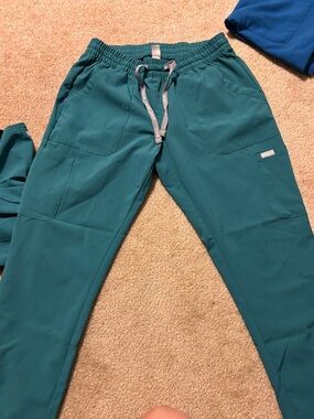 Green Momentum Scrubs